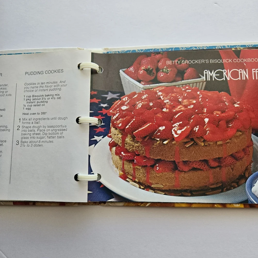 Vintage Betty Crocker's Bisquick Cookbook - Seven Mini Cookbooks In One 1977 HC
